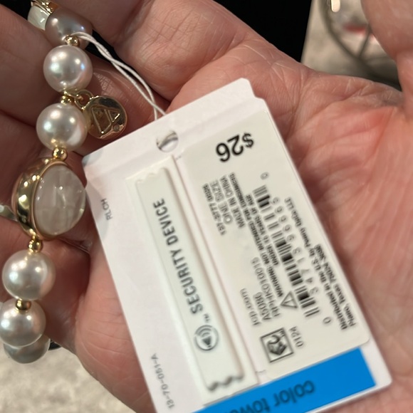 NWT this Clayborne bracelet, gold and white pearls - Picture 6 of 6